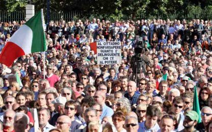 Milano, migliaia in piazza per "Ricucire l'Italia"
