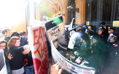 Scontri a Bologna tra "indignati" e polizia: il video