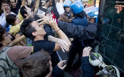 Studenti sfidano il divieto di manifestare: scontri a Roma