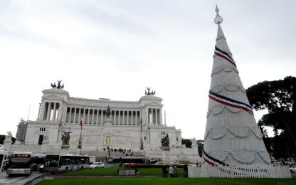 Polemica a Roma per l'albero di Natale: Alemanno lo toglie