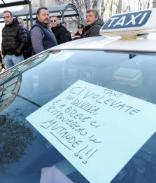 Taxi in rivolta, città bloccate