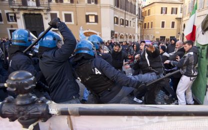 Roma, esplode la protesta dei pescatori. Scontri e feriti