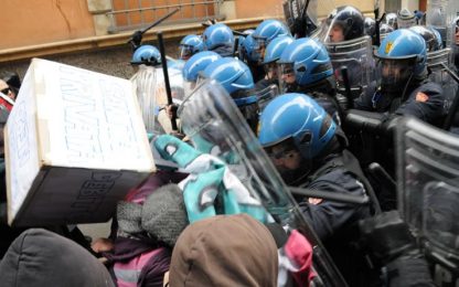 Napolitano contestato a Bologna, cariche della polizia