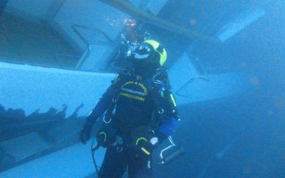 Costa Concordia: i sommozzatori nelle cabine sommerse. VIDEO