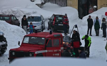 Neve, l'emergenza continua: paesi isolati e voli cancellati