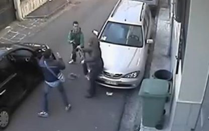 Donna scippata, video della rapina sul web: "Li conoscete?"