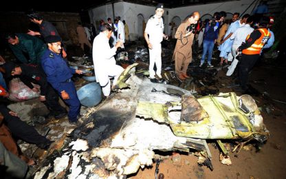 Pakistan, precipita un aereo: 131 morti, nessun superstite