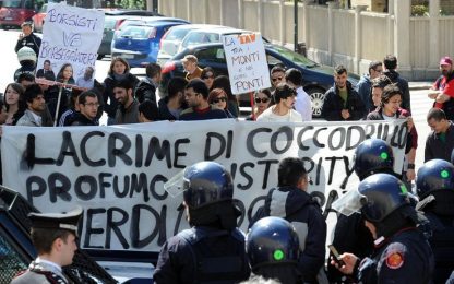 Lancio di uova contro Fornero, contestazioni a Torino