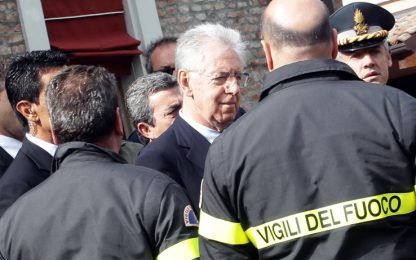Monti in visita agli sfollati: "Stop ai pagamenti fiscali"