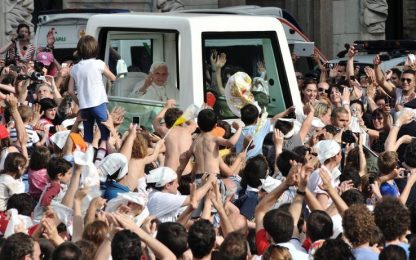 Milano abbraccia il Papa: in migliaia in Piazza Duomo