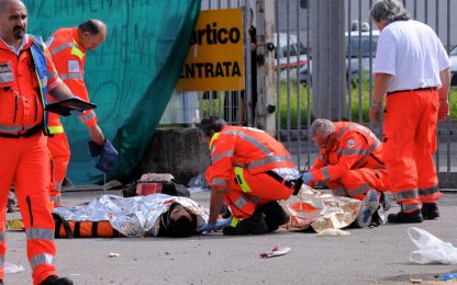 Milano, scontri tra operai e forze dell'ordine: feriti