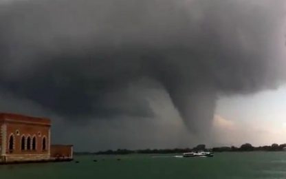Un tornado si abbatte su Venezia: i video su Youtube