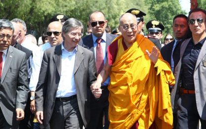 Il Dalai Lama in Emilia visita i terremotati: "Siate forti"
