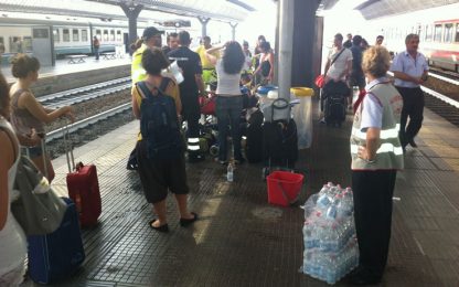 Milano, passeggeri bloccati in un treno. Malori per il caldo