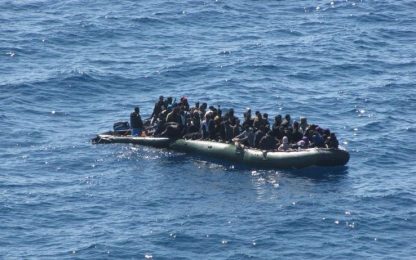 Mediterraneo, nuova tragedia in mare. Morti 54 migranti