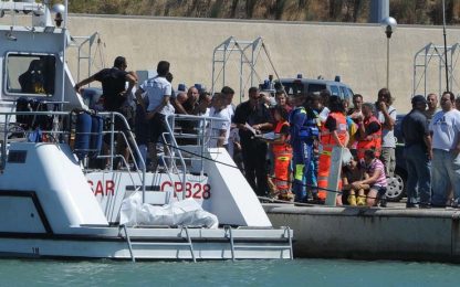 Maltempo, a Pescara si ribalta un peschereccio: un morto