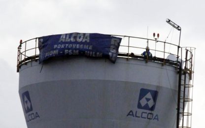 Alcoa, due sindacalisti tornano sul silo a 70 metri