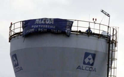 Alcoa, dopo quattro giorni gli operai scendono dal silo