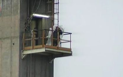 Alcoa, sul silo tra pioggia e vento: “Andiamo avanti”