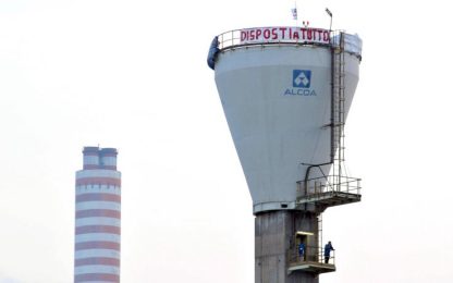 Alcoa, protesta sul silo: "L'azienda rispetti gli impegni"