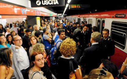 Frenata brusca nel metrò di Milano: tre contusi
