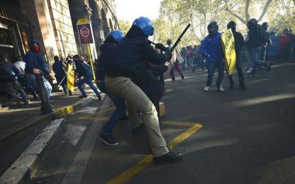Scontri a Roma, lacrimogeni dal ministero. Severino indaga