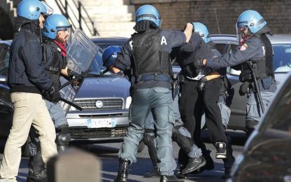 Scontri a Roma, Cancellieri: "Punirò i poliziotti violenti"
