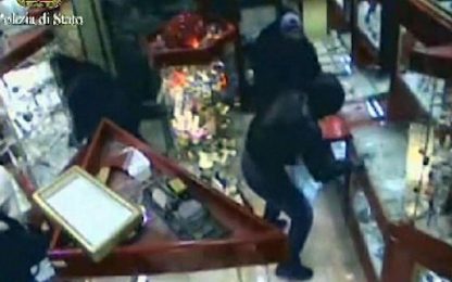Milano, rapina in gioielleria: banditi spaccano tutto. VIDEO
