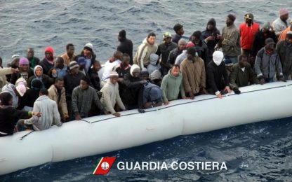 Sicilia, si ribalta gommone: 10 migranti morti, 121 in salvo