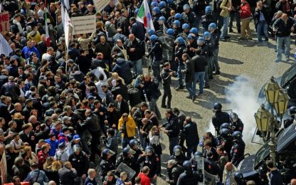 Napoli, serrata contro la ztl: 10 bombe carta e scontri
