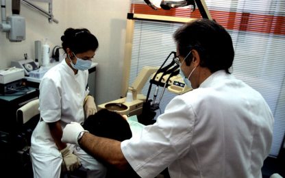 Crisi, una famiglia su tre non porta i figli dal dentista