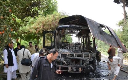 Pakistan, doppio attacco contro studentesse: decine di morti