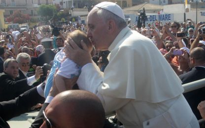 Il Papa a Lampedusa: "Perdono per la nostra indifferenza"