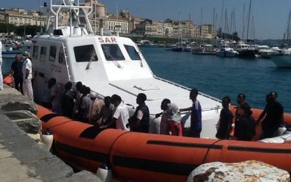 Nuovi sbarchi in Sicilia: "Due morti durante la traversata"