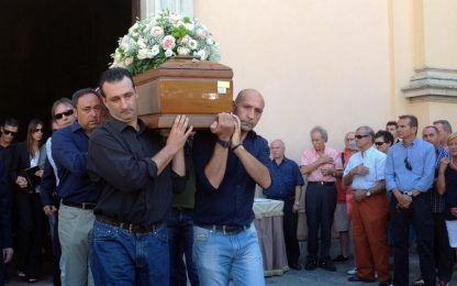 Negoziante uccisa a Saronno, città in lutto per i funerali