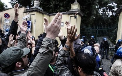 Priebke, tensione e scontri ad Albano. Sospesi i funerali