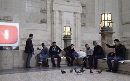 Profughi in stazione a Milano: "Abbiamo sfidato la morte"
