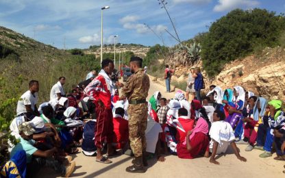 Lampedusa, i migranti: "Vogliamo seppellire i nostri cari"