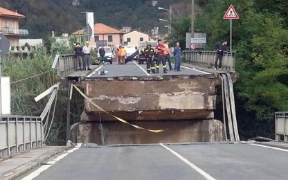 Maltempo in Toscana e Liguria, crolla un ponte nel genovese