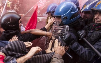 Roma, ancora in piazza per la casa: tensione e scontri