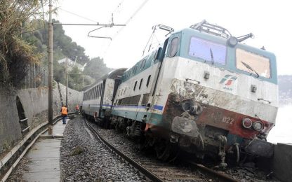 Frane e allagamenti in Liguria, deraglia treno: 5 feriti