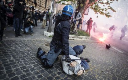 Roma, ragazza calpestata al corteo: indagato poliziotto