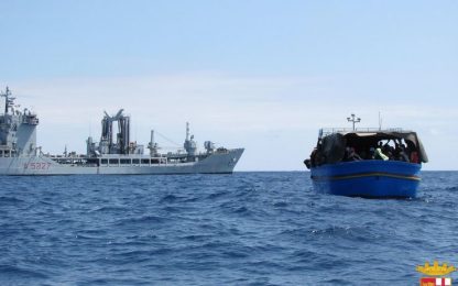 Barcone con almeno 400 migranti naufraga a sud di Lampedusa