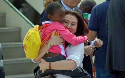 Arrivati a Roma i bambini adottati in Congo. VIDEO