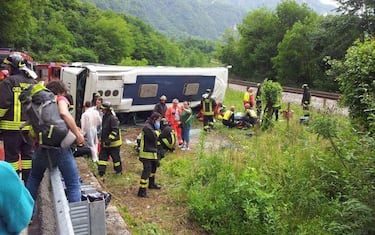 Pullman si ribalta nel Bellunese, gravi 3 ragazzini