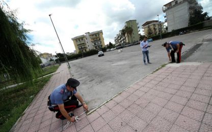 Napoli, auto finisce sui tavolini di un bar: morta 15enne