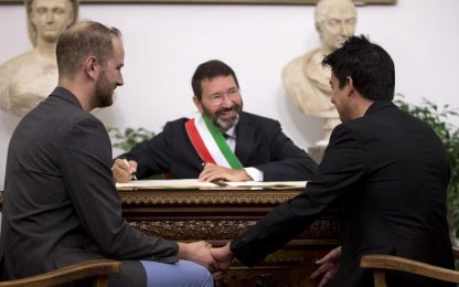 Nozze Gay, Marino non obbedisce a prefetto: #RomaNonCancella