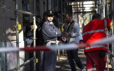 Roma, mamma e due bambini trovati morti in casa