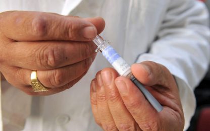 Influenza, dopo morti sospette Aifa blocca lotti del vaccino