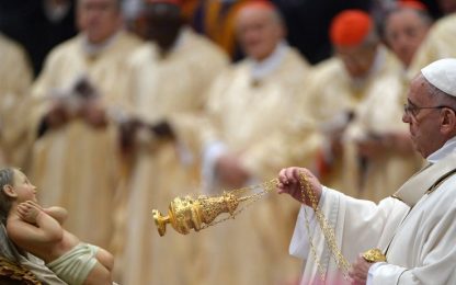 Messa di Natale, il Papa: il mondo ha bisogno di tenerezza